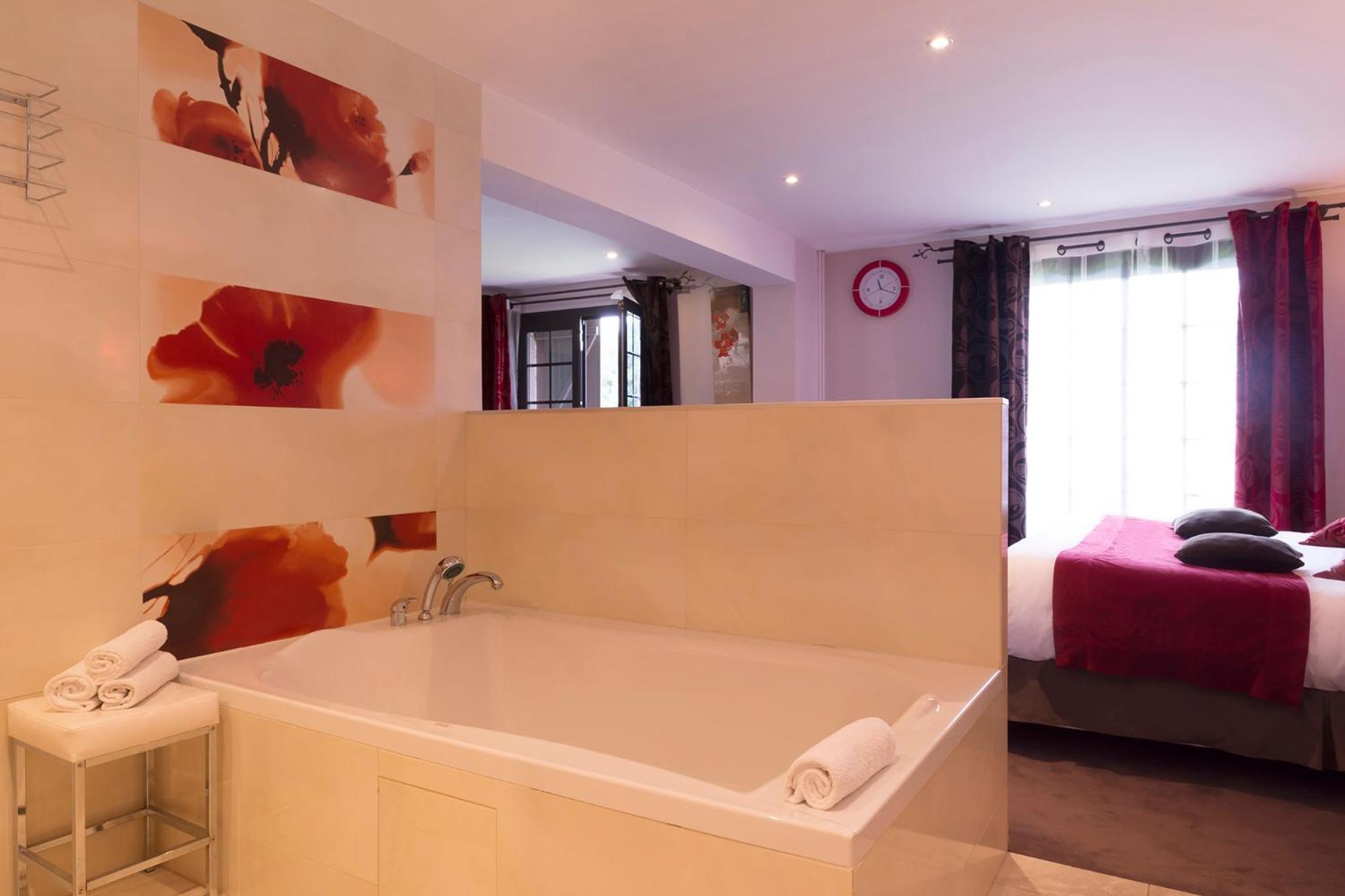 Hotel Restaurant Les Coquelicots, The Originals Relais Saint-Pardoux-l'Ortigier ภายนอก รูปภาพ