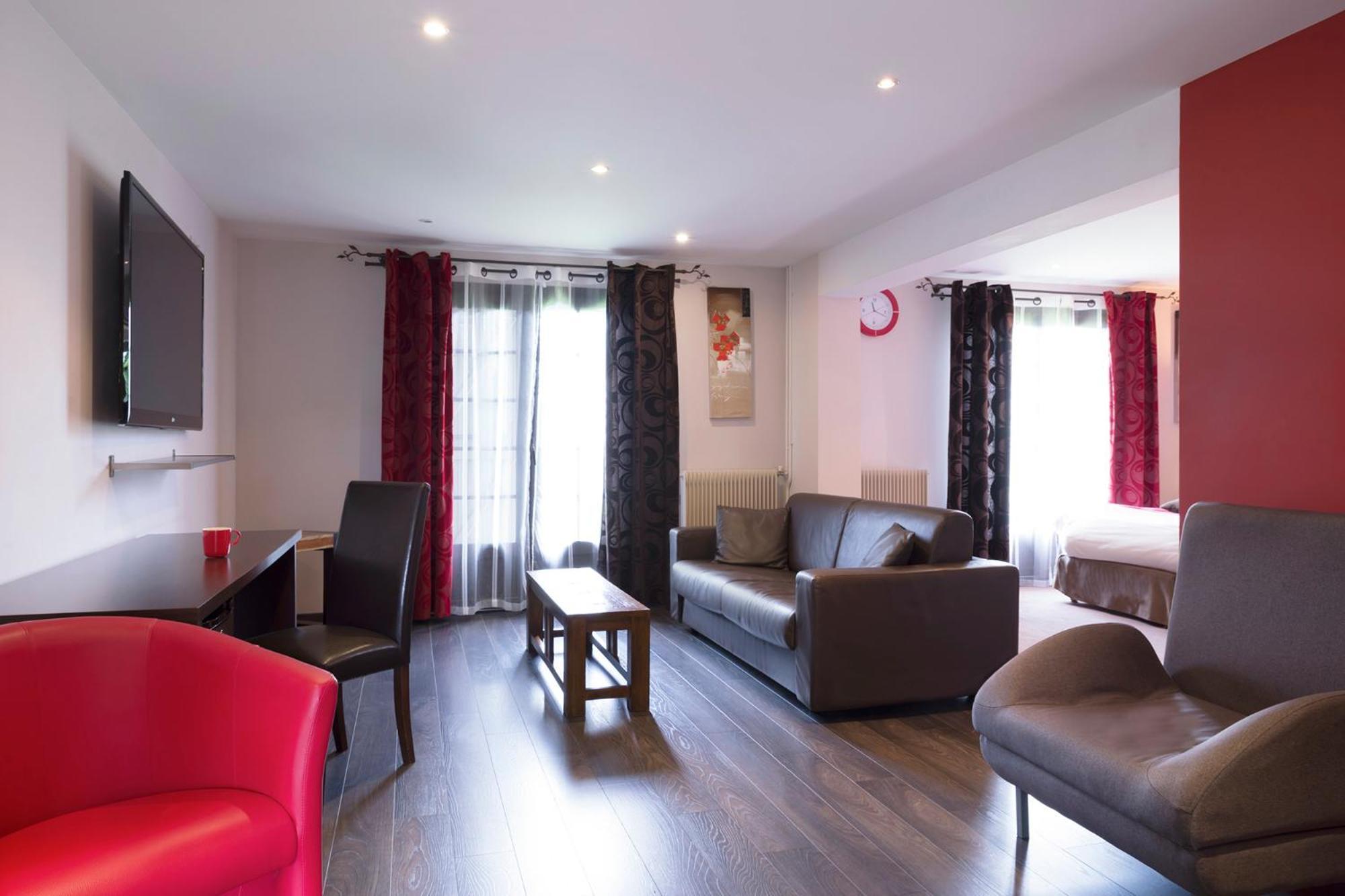 Hotel Restaurant Les Coquelicots, The Originals Relais Saint-Pardoux-l'Ortigier ภายนอก รูปภาพ