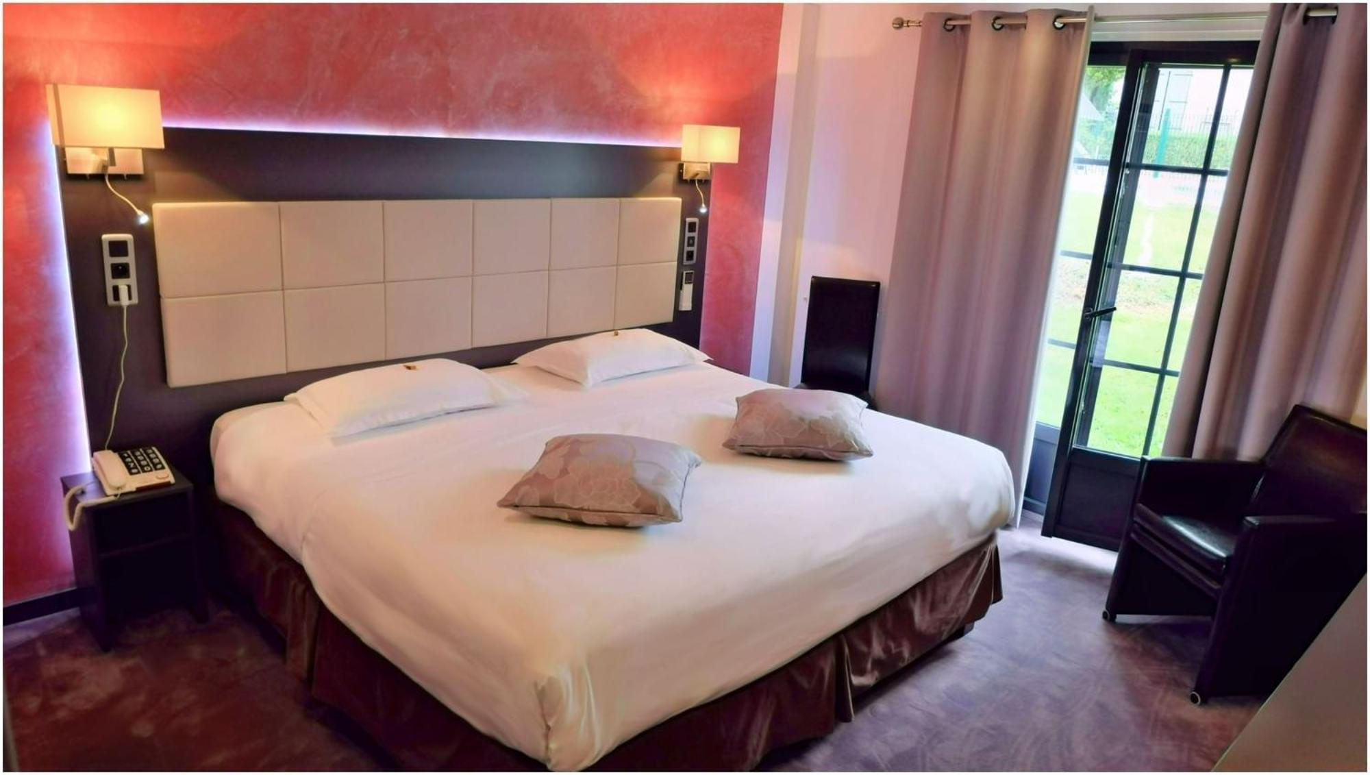 Hotel Restaurant Les Coquelicots, The Originals Relais Saint-Pardoux-l'Ortigier ภายนอก รูปภาพ