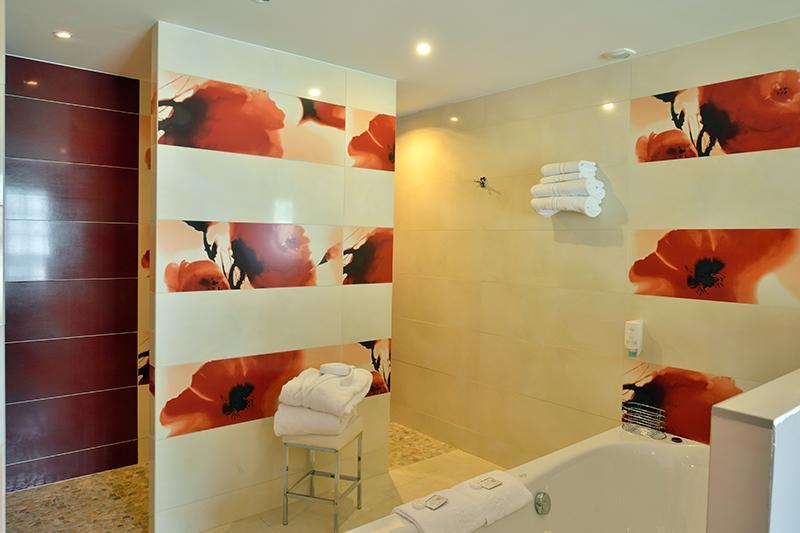 Hotel Restaurant Les Coquelicots, The Originals Relais Saint-Pardoux-l'Ortigier ภายนอก รูปภาพ