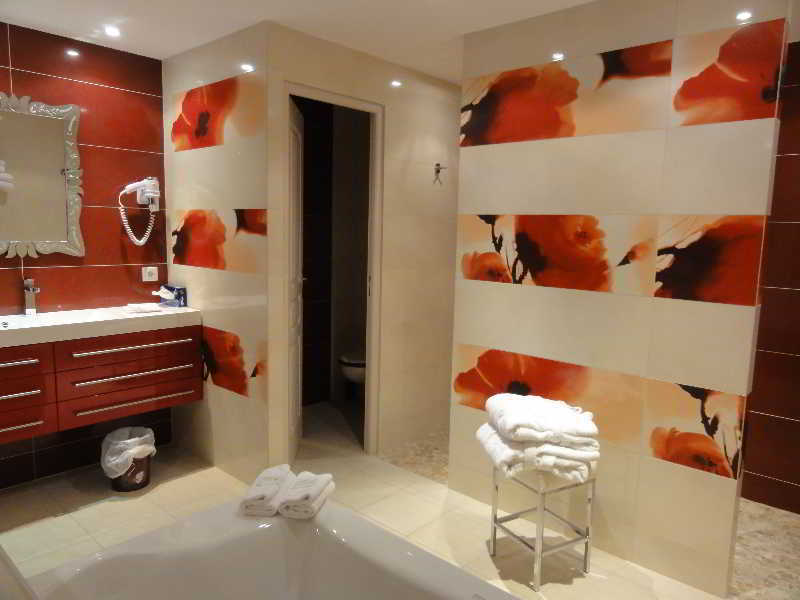 Hotel Restaurant Les Coquelicots, The Originals Relais Saint-Pardoux-l'Ortigier ภายนอก รูปภาพ