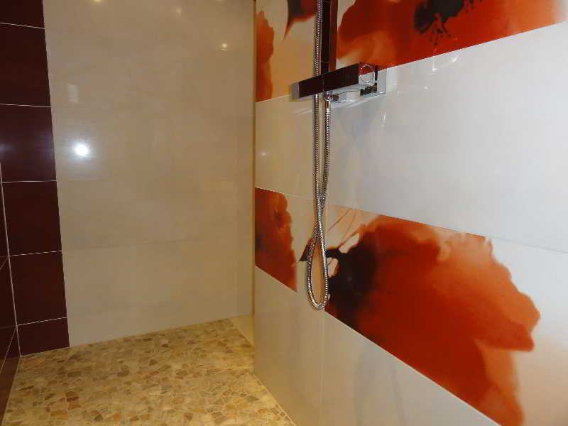Hotel Restaurant Les Coquelicots, The Originals Relais Saint-Pardoux-l'Ortigier ภายนอก รูปภาพ