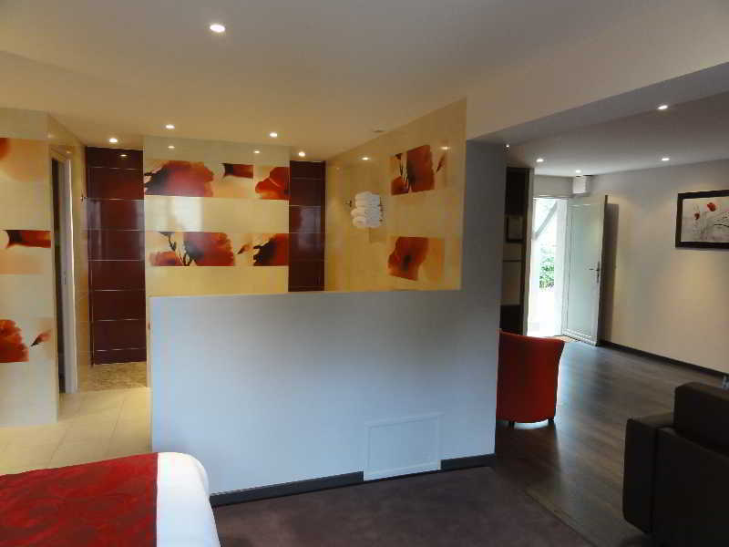 Hotel Restaurant Les Coquelicots, The Originals Relais Saint-Pardoux-l'Ortigier ภายนอก รูปภาพ
