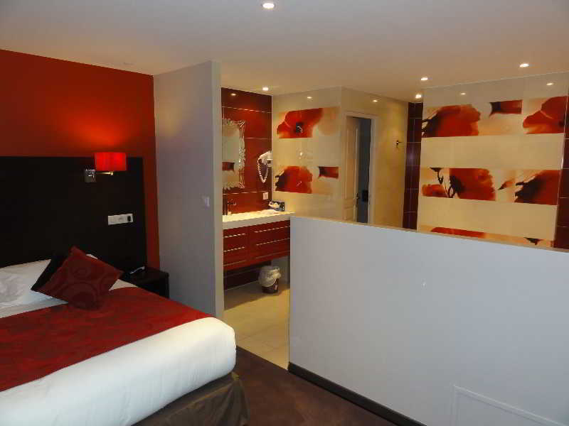 Hotel Restaurant Les Coquelicots, The Originals Relais Saint-Pardoux-l'Ortigier ภายนอก รูปภาพ