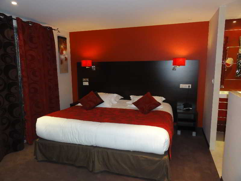 Hotel Restaurant Les Coquelicots, The Originals Relais Saint-Pardoux-l'Ortigier ภายนอก รูปภาพ