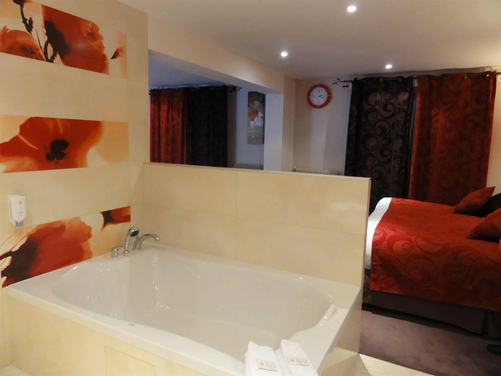 Hotel Restaurant Les Coquelicots, The Originals Relais Saint-Pardoux-l'Ortigier ห้อง รูปภาพ